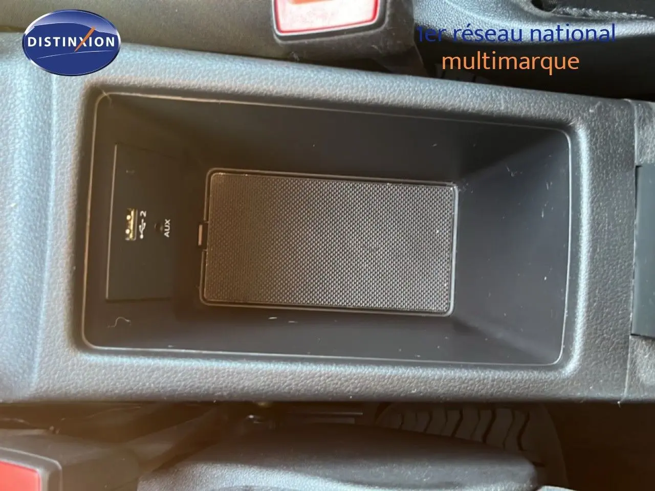 Gros plan sur la console centrale noire de l'Audi Q2 35 TFSI S-Line 2023, montrant les ports USB et AUX.