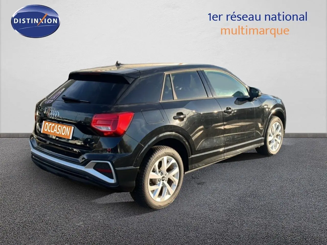 Audi Q2 noir mito metal vue 3/4 arrière droit, mettant en valeur ses feux arrière et jantes alliage.
