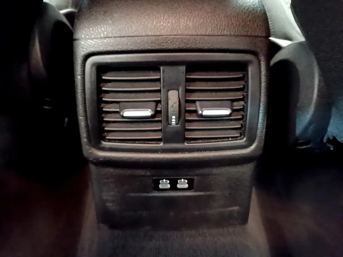 Gros plan sur les aérateurs arrière noirs et les ports USB doubles du BMW X2 sDrive18i Business DesignDKG7 2023.