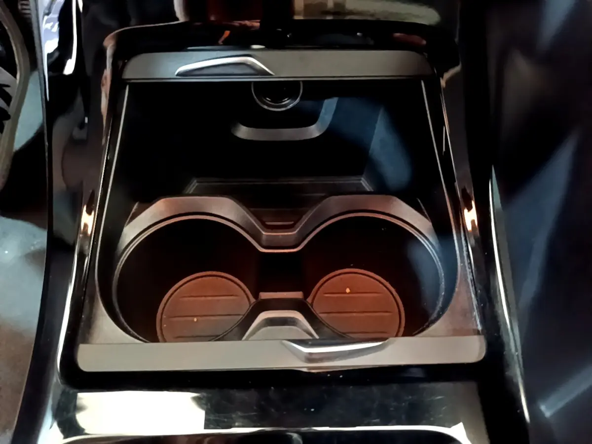 Gros plan sur les porte-gobelets centraux noirs du BMW X2 sDrive18i Business DesignDKG7 2023.