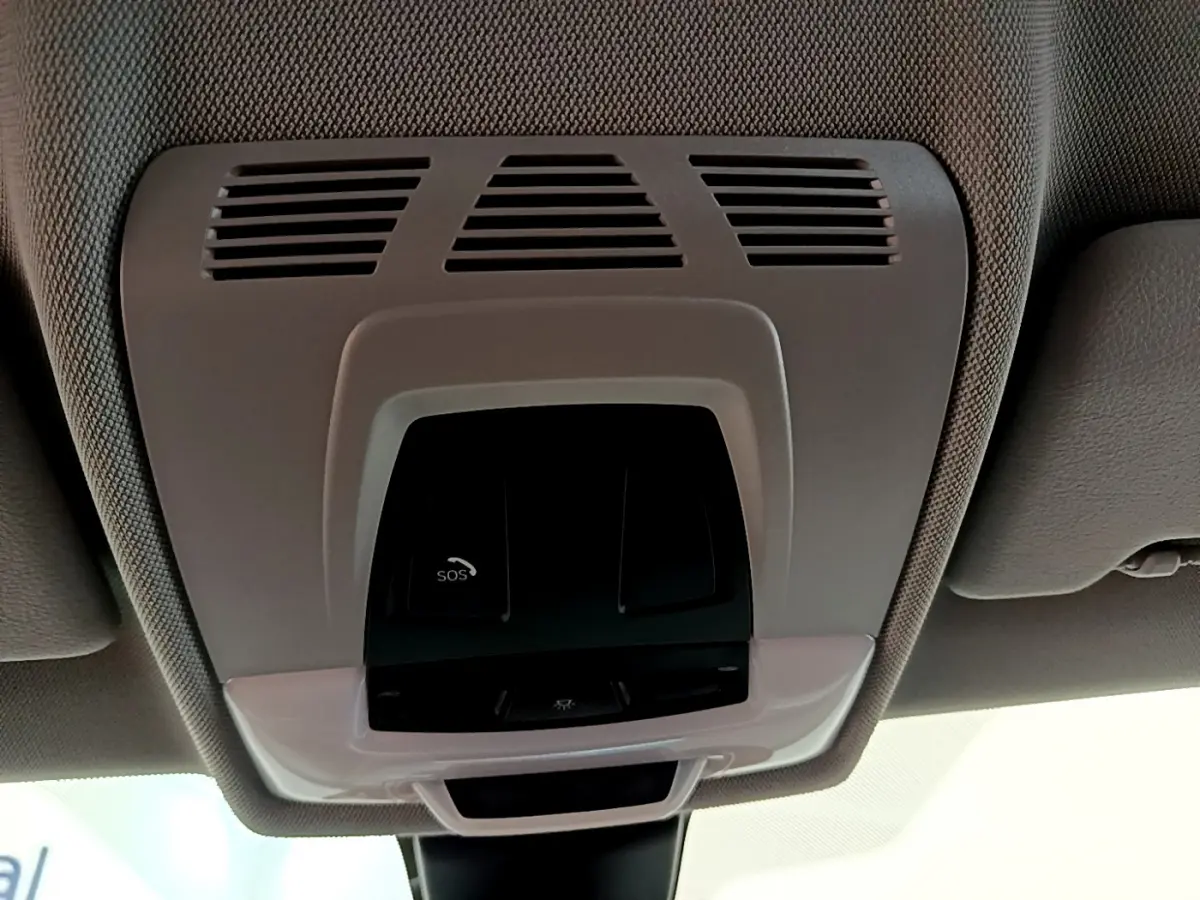 Vue en gros plan du plafonnier gris avec bouton SOS du BMW X2 blanc 2023, version sDrive18i Business DesignDKG7.