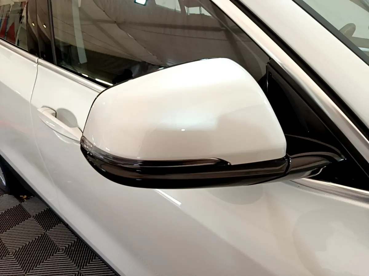 Rétroviseur droit blanc brillant avec clignotant intégré sur BMW X2 sDrive18i Business DesignDKG7 2023.