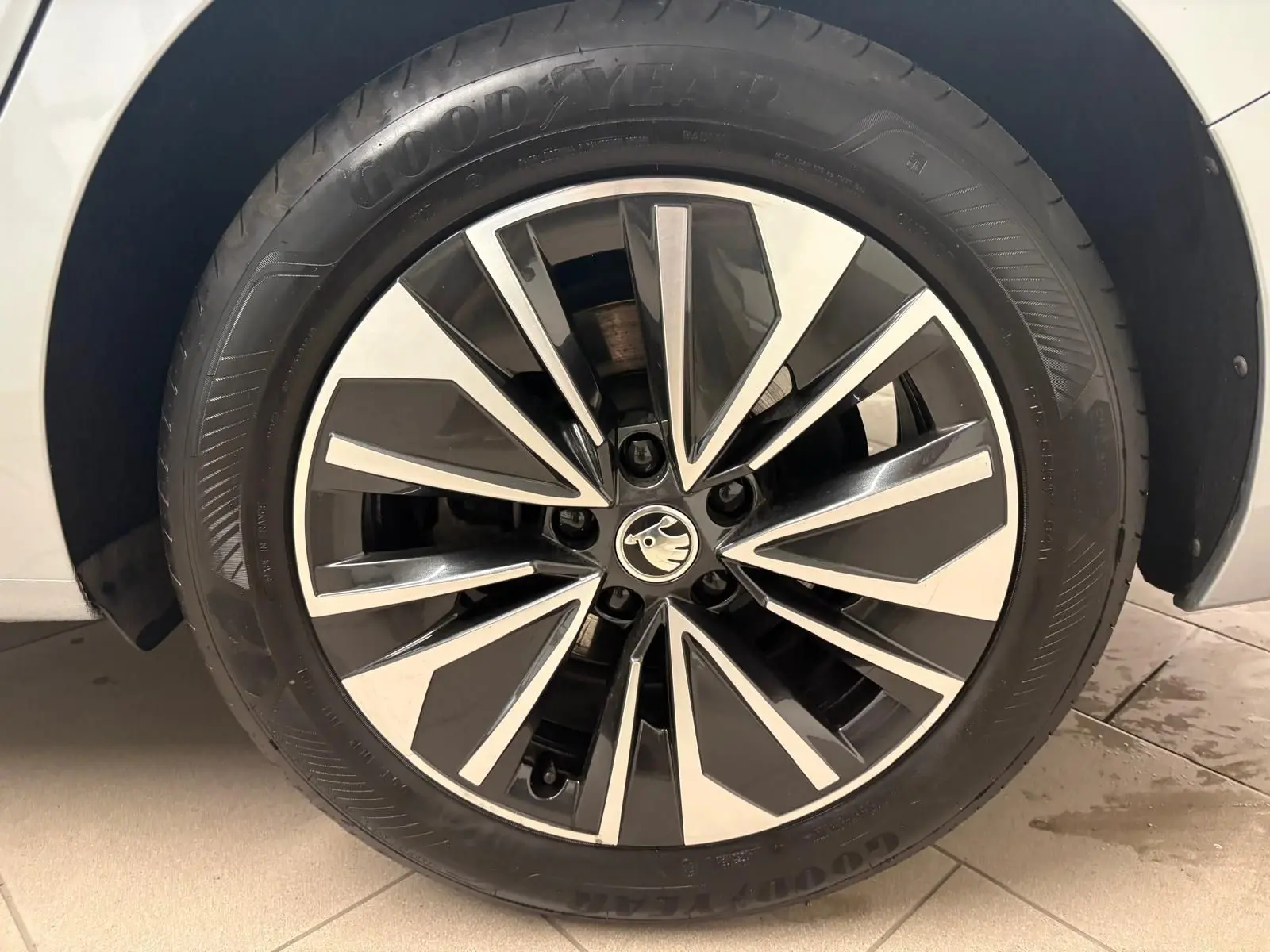 Gros plan sur la jante alliage bicolore et pneu Goodyear du Skoda Superb Combi gris argent 2025, côté roue avant.