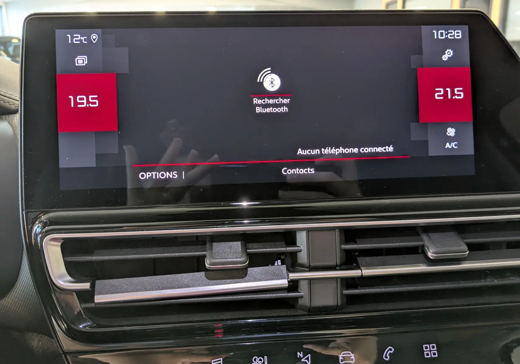 Écran tactile central du tableau de bord du Citroën C5 Aircross 2024, affichant la recherche Bluetooth et la climatisation.