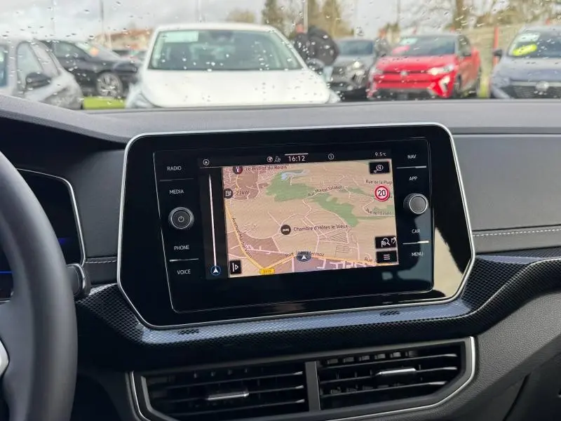 Vue intérieure centrée sur l'écran tactile du système de navigation du Volkswagen T-Cross noir intense nacré 2025.
