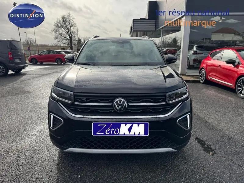 Vue avant d'un Volkswagen T-Cross 2025 noir intense nacré, version R-Line avec calandre et feux LED distinctifs.