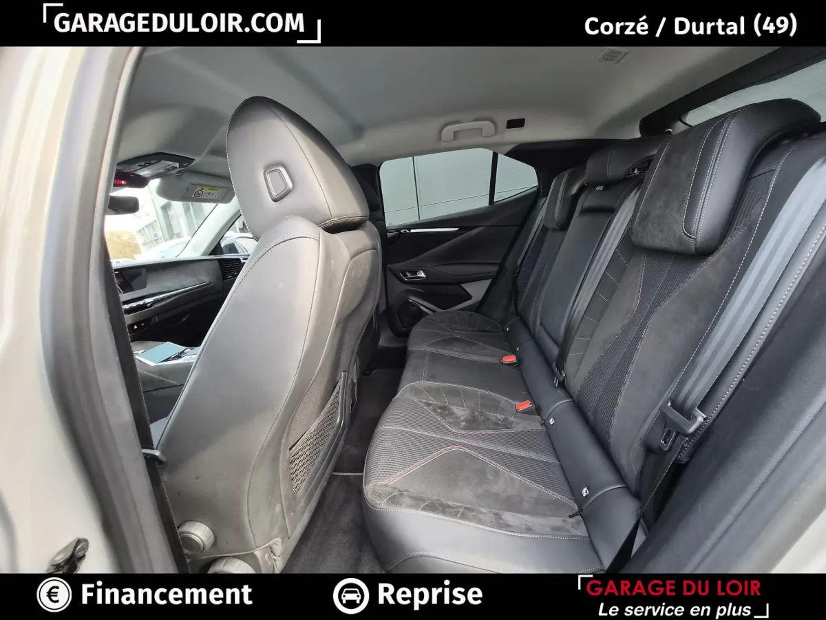 Vue intérieure côté droit montrant la banquette arrière en cuir et alcantara du DS4 beige 2024, avec détails couture rouges.