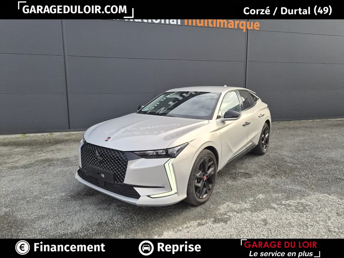 DS4 beige vue 3/4 avant droit, calandre noire distinctive et feux LED en forme de boomerang.