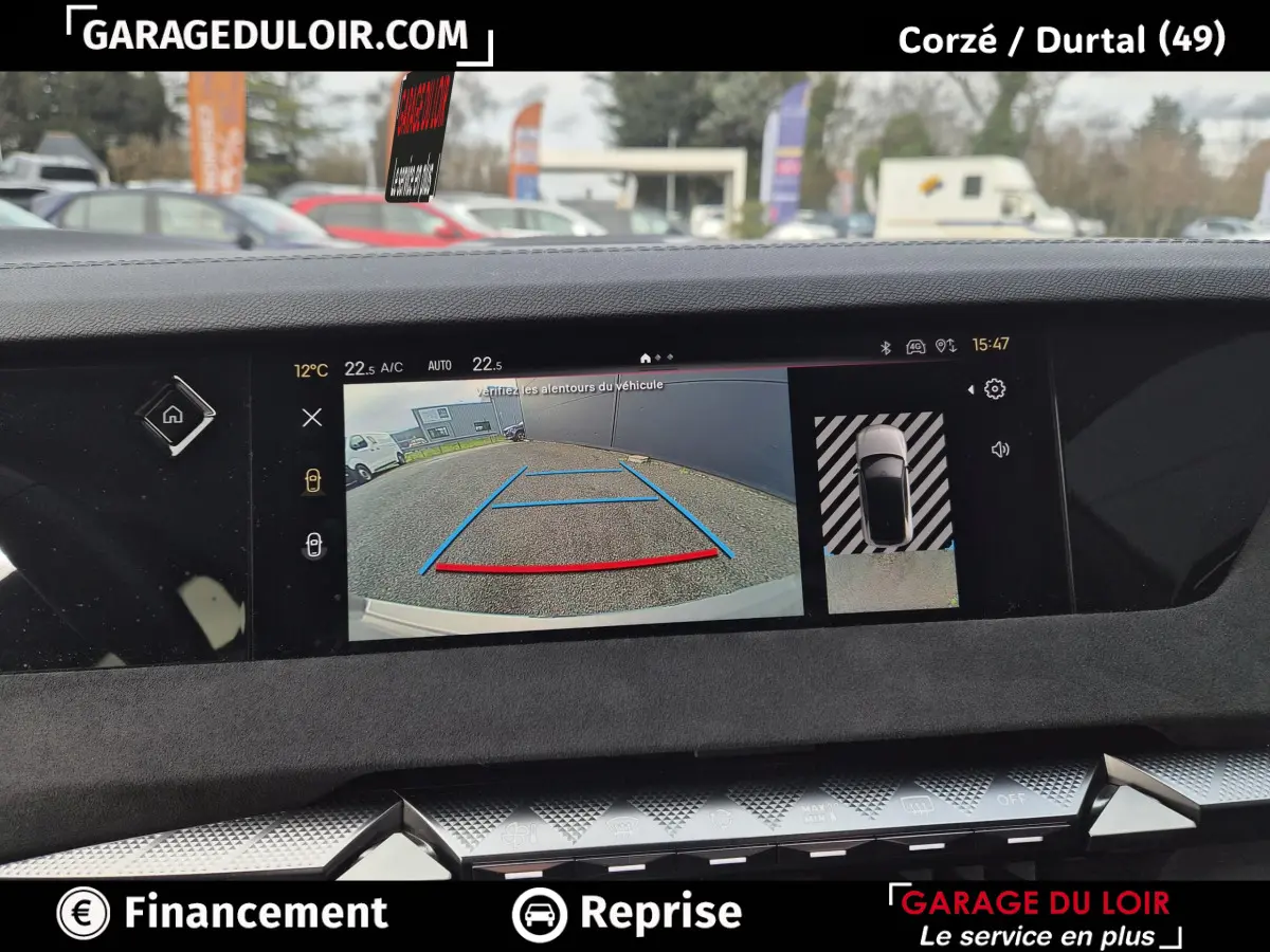 Vue intérieure du tableau de bord du DS4 2024 beige, affichant la caméra de recul et l'écran tactile central.