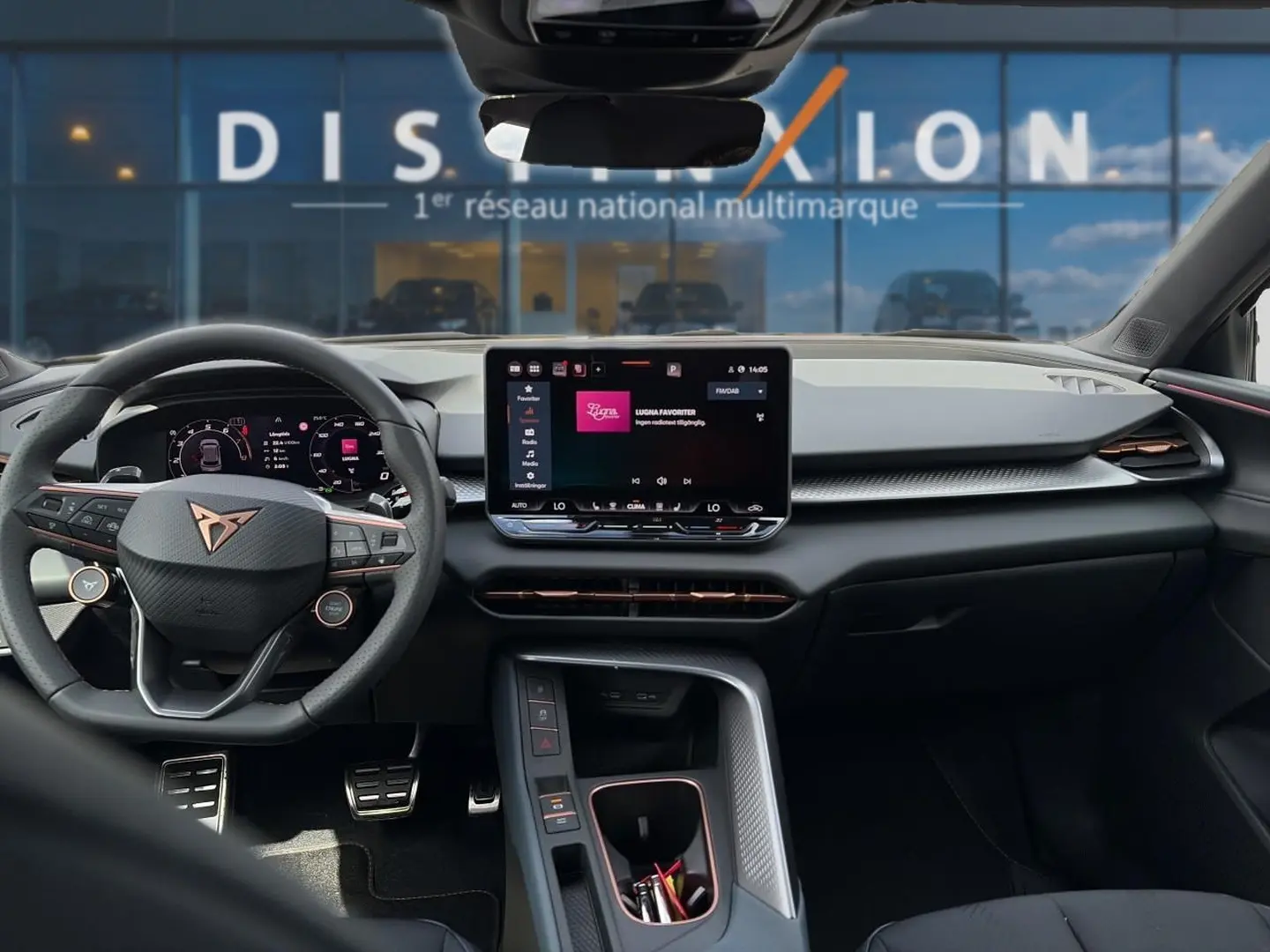 Intérieur avant de la CUPRA TERRAMAR gris timanfaya, vue du tableau de bord avec écran tactile et volant multifonction sport.