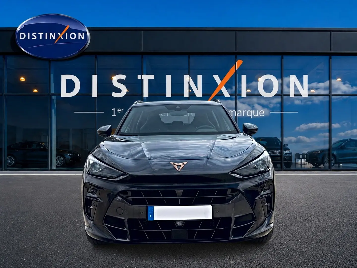 Vue frontale d'une CUPRA TERRAMAR 2026 gris timanfaya avec logo cuivré et calandre large noire.