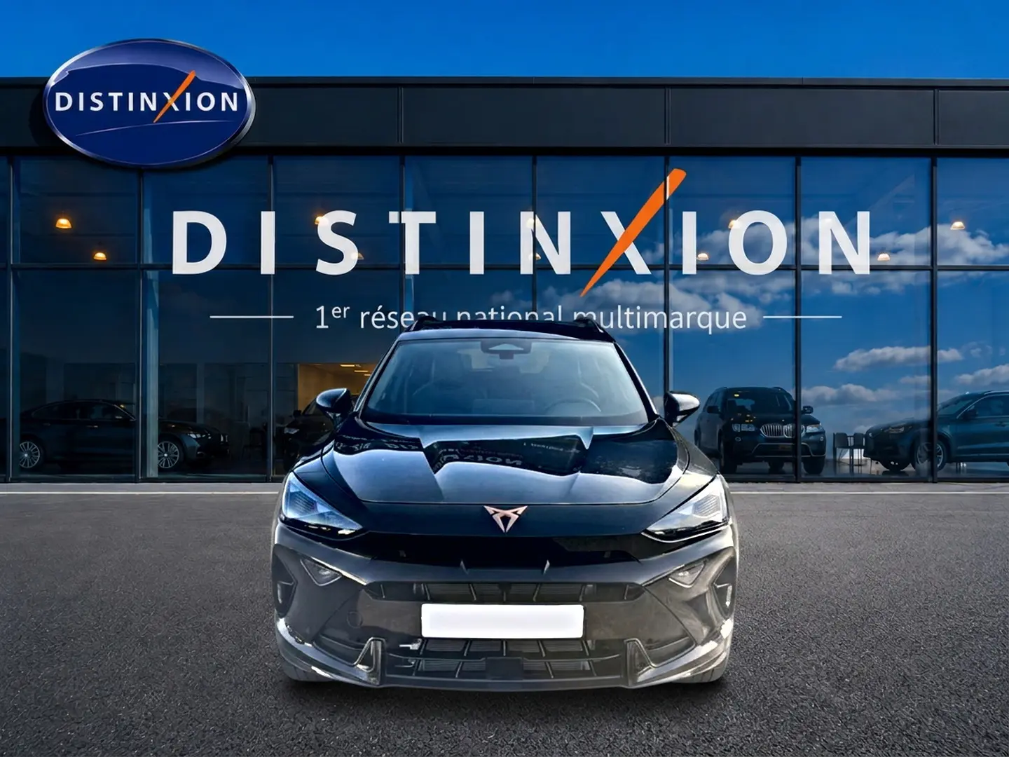 Vue frontale d'un CUPRA Formentor noir 2026 avec logo distinctif, stationné devant une vitrine Distinxion.