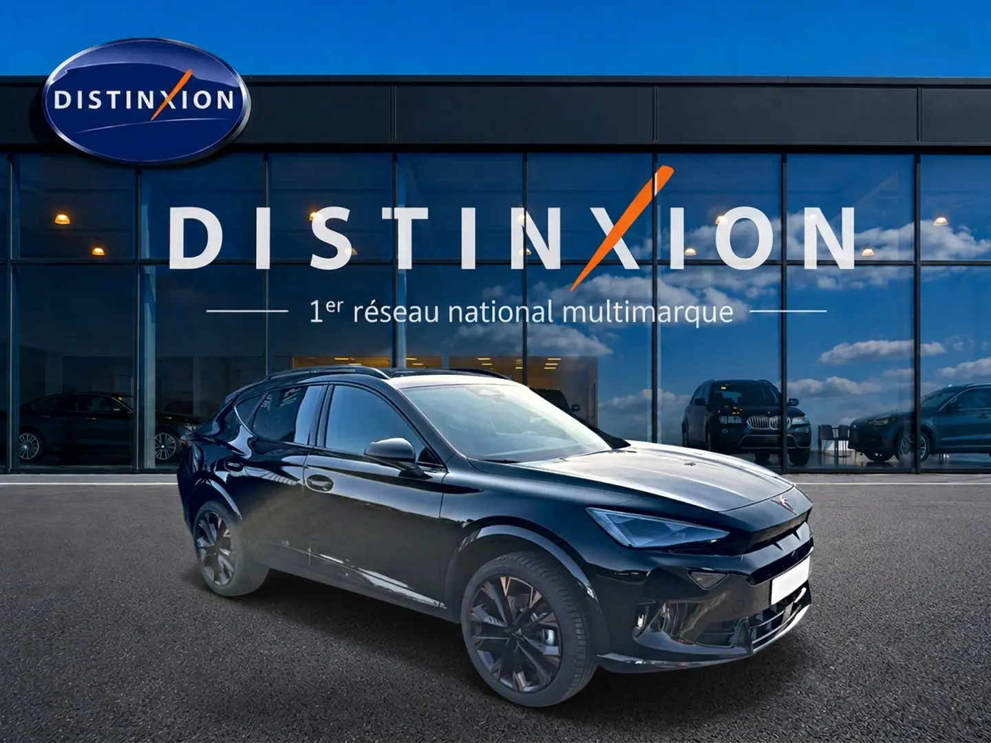 Vue 3/4 avant d'un SUV CUPRA Formentor noir brillant avec jantes foncées, stationné devant une vitrine Distinxion.