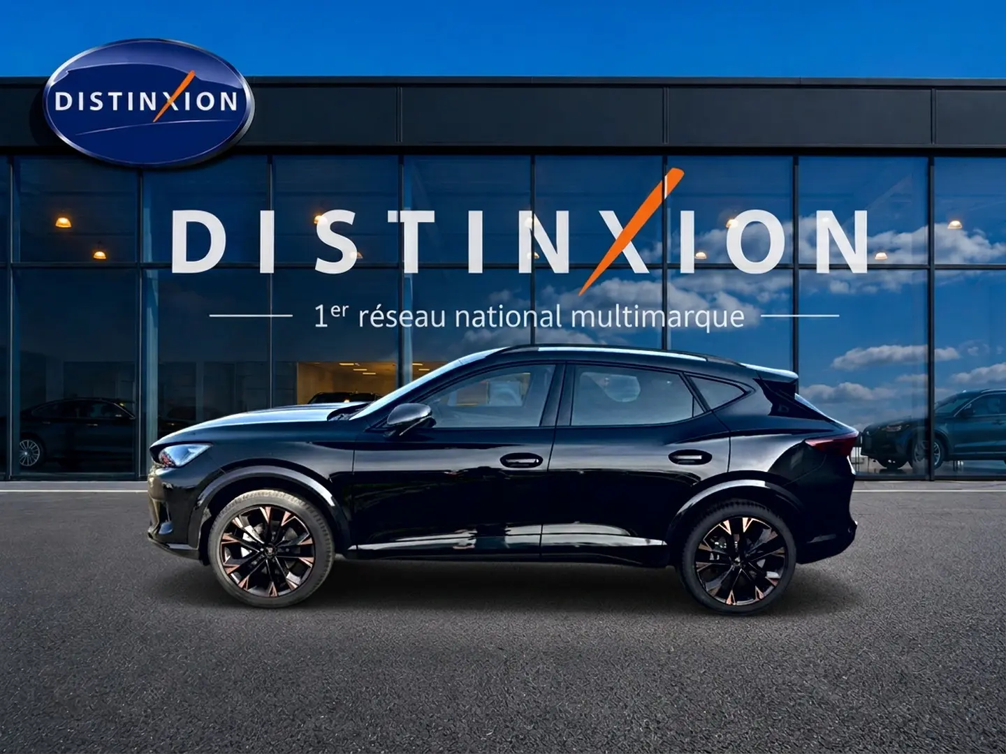 Profil droit d'un CUPRA Formentor noir 2026 avec jantes noires et détails cuivrés, devant une vitrine Distinxion.