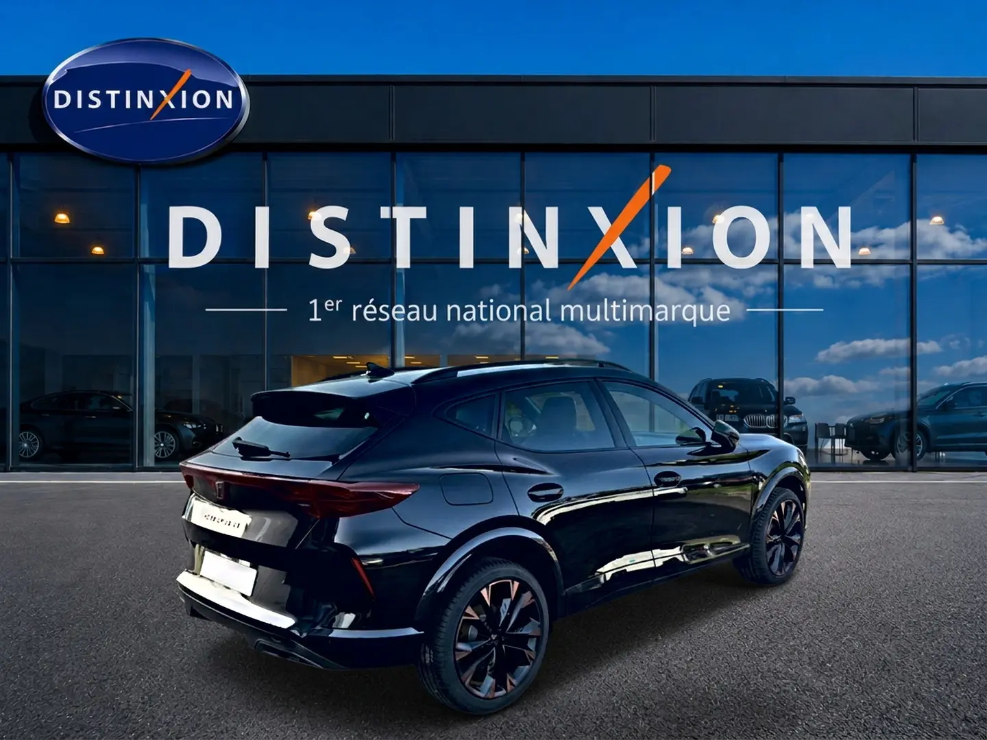 Vue 3/4 arrière droite d'un CUPRA Formentor noir 2026 avec jantes noires et feux arrière LED distinctifs.