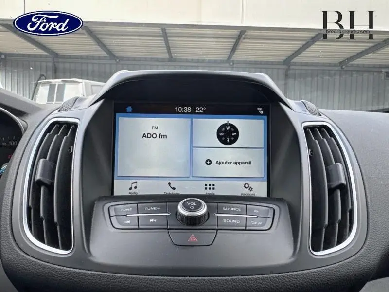 Vue rapprochée de l'écran tactile central et des commandes audio du tableau de bord du Ford C-MAX 2019.