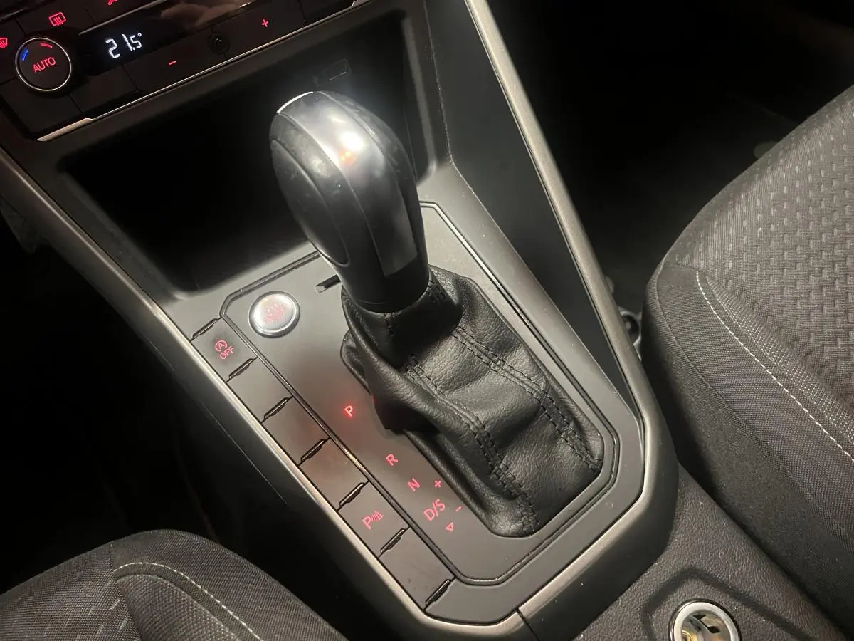 Le levier de vitesses automatique noir de la Volkswagen Polo 2019, avec console centrale et sièges en tissu gris.