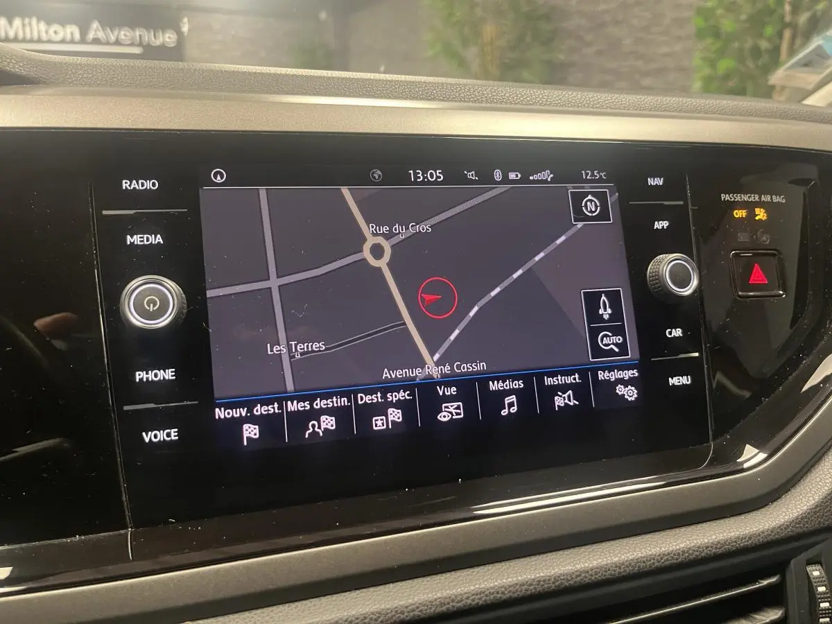Écran tactile central du Volkswagen Polo 2019 affichant la navigation GPS avec carte et commandes multimédia.