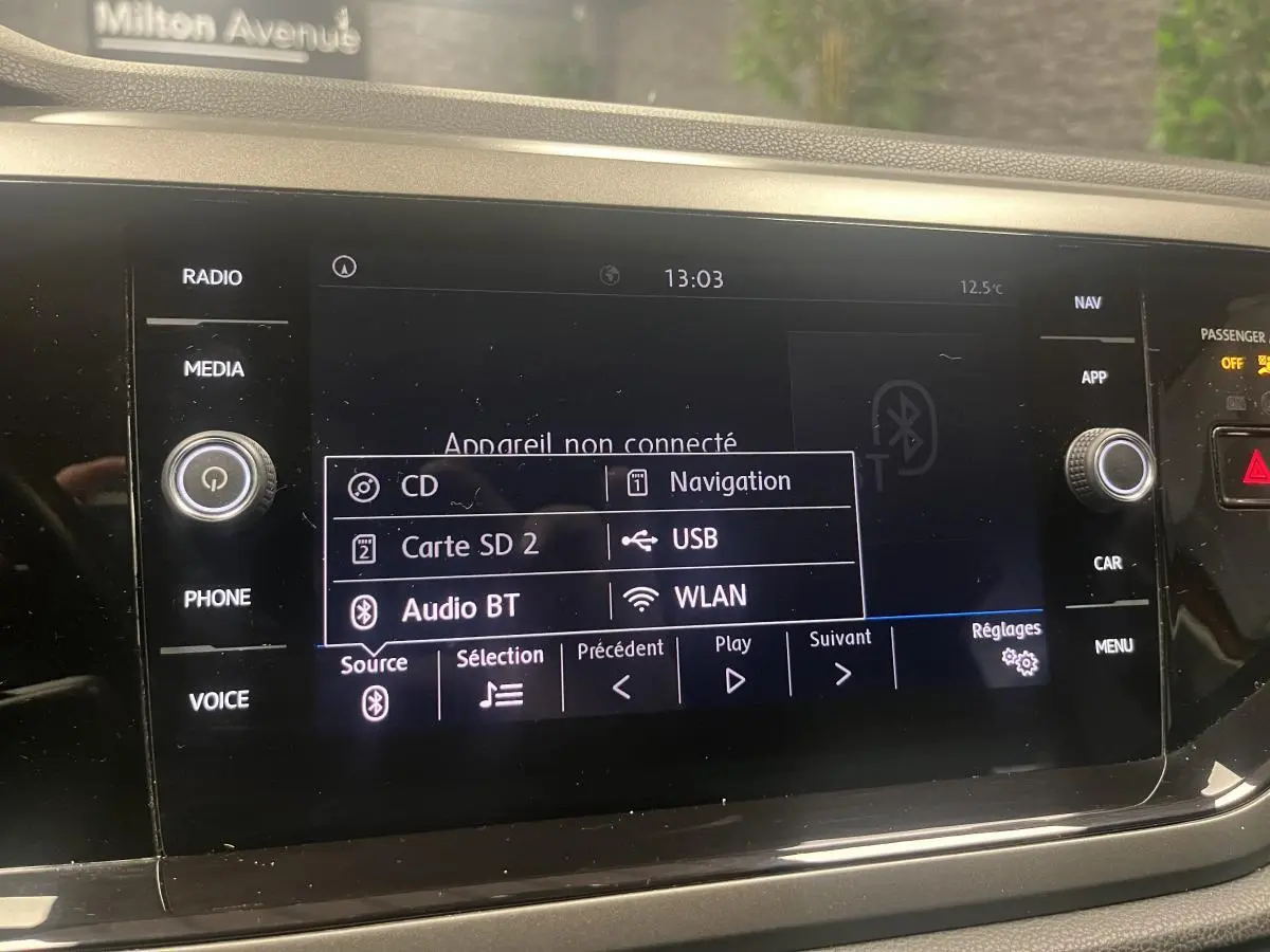 Écran tactile central de la Volkswagen Polo 2019 affichant les options multimédia et navigation