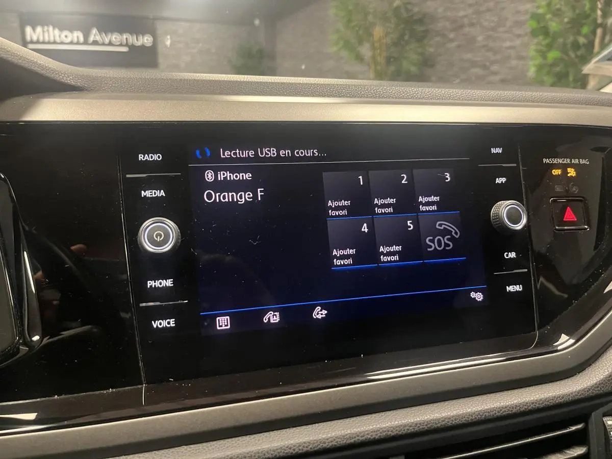 Écran tactile central de la Volkswagen Polo 2019 affichant la lecture USB et la connexion iPhone Orange F.