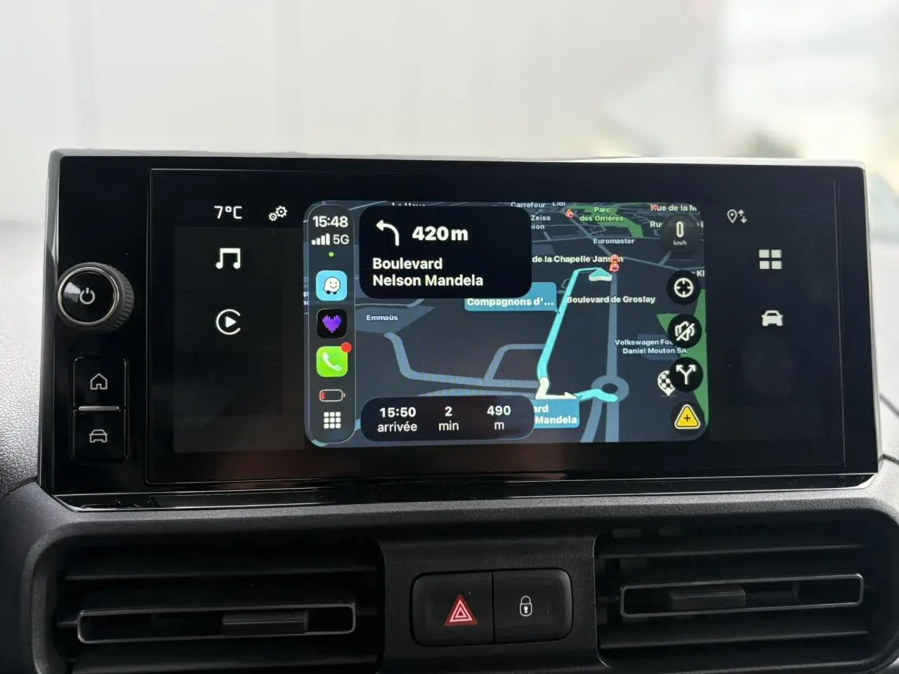 Écran tactile 10 pouces du Citroën Berlingo 2025 affichant la navigation avec Android Auto en intérieur noir.