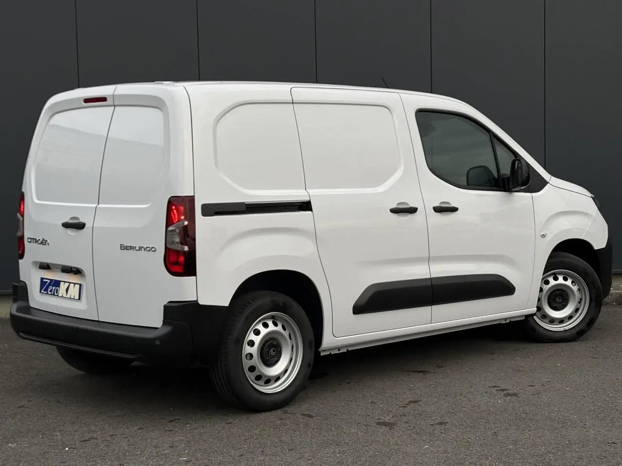 Vue 3/4 arrière droite du Citroën Berlingo blanc Icy avec portes tôlées et jantes acier grises.