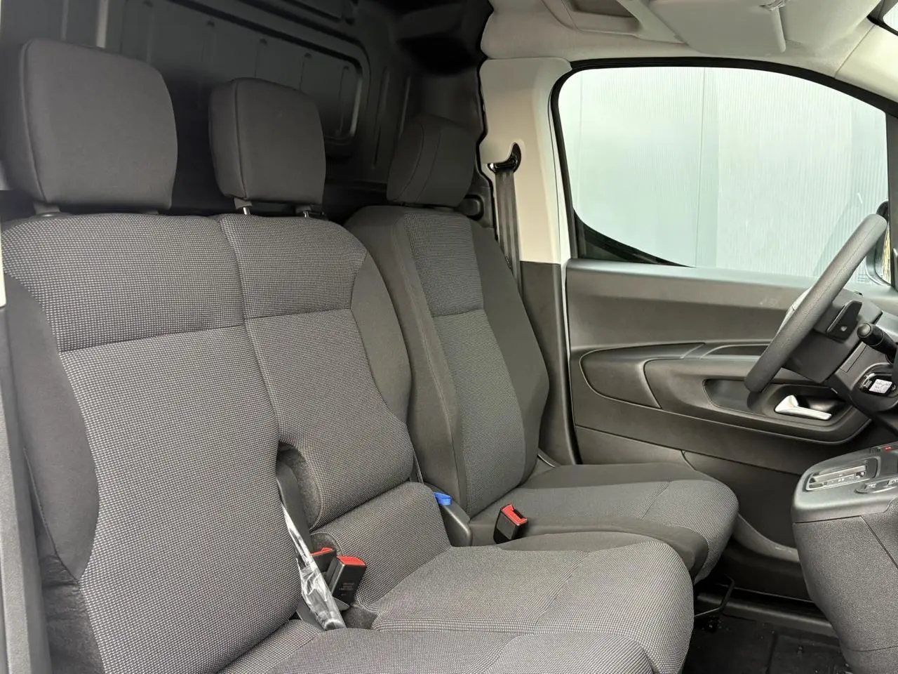 Intérieur du Citroën Berlingo 2025 blanc Icy, vue côté droit sur la banquette passager 2 places et tableau de bord.