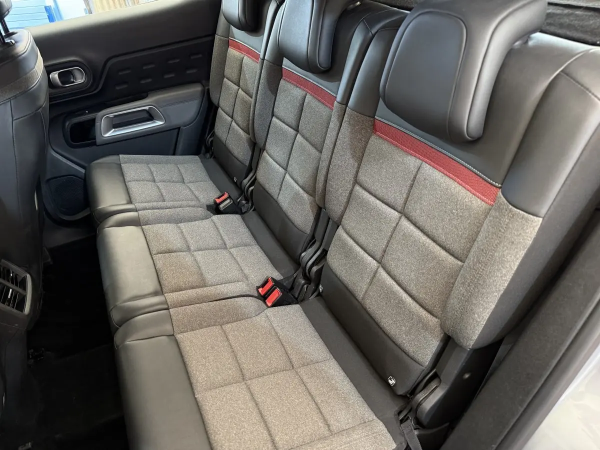 Vue latérale des sièges arrière gris clair avec surpiqûres rouges du Citroën C5 Aircross 2020 Business.