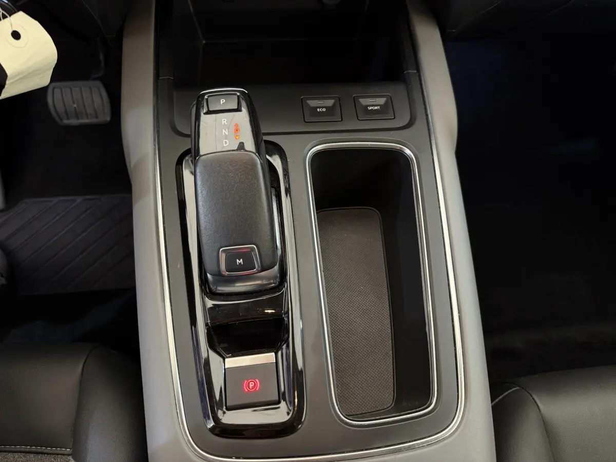 Gros plan sur la console centrale noire du Citroën C5 Aircross, montrant levier de vitesse automatique et boutons Eco et Sport.