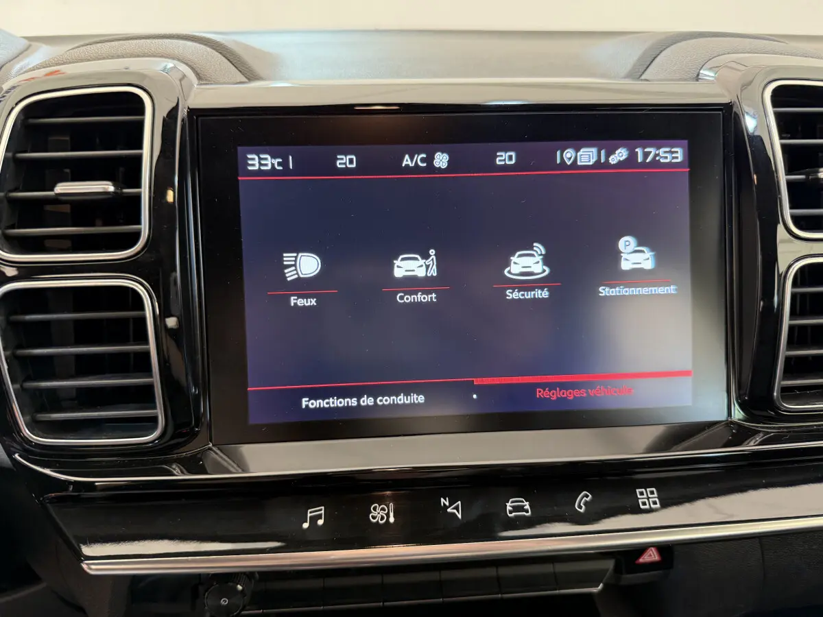 Écran tactile central du tableau de bord du Citroën C5 Aircross 2020, affichant les réglages de conduite.