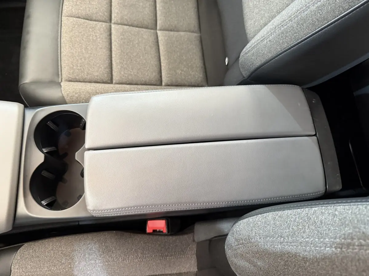 Vue rapprochée de l'accoudoir gris clair et des sièges tissu gris du Citroën C5 Aircross 2020 côté intérieur.