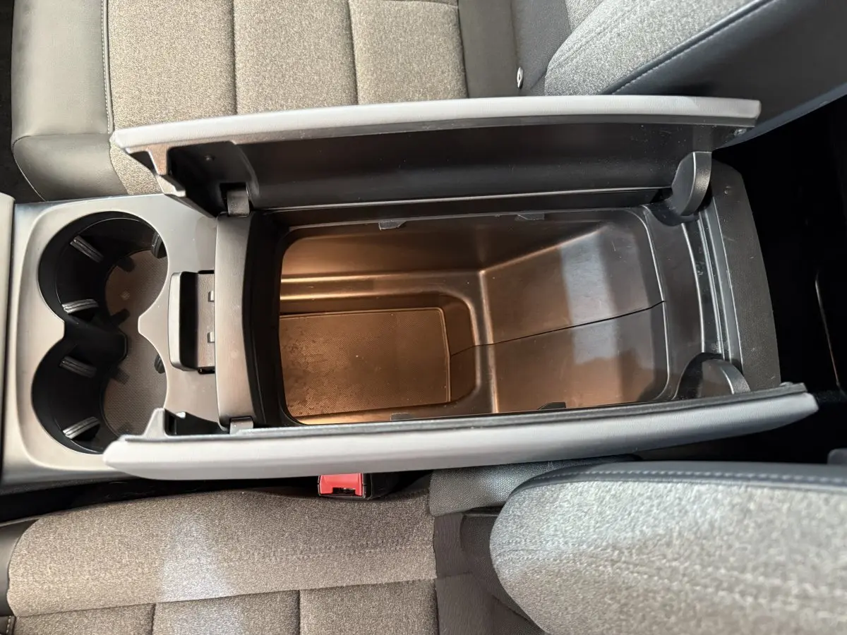 Vue plongeante sur le rangement central ouvert et les sièges gris clair du Citroën C5 Aircross 2020 Business.