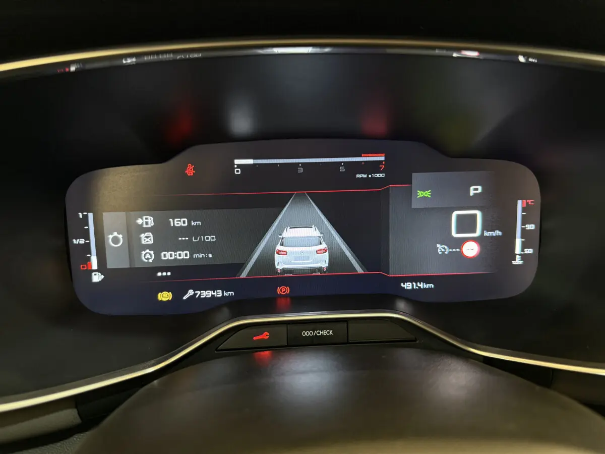 Affichage numérique du tableau de bord de la Citroën C5 Aircross gris clair, vue frontale centrée sur l'écran.