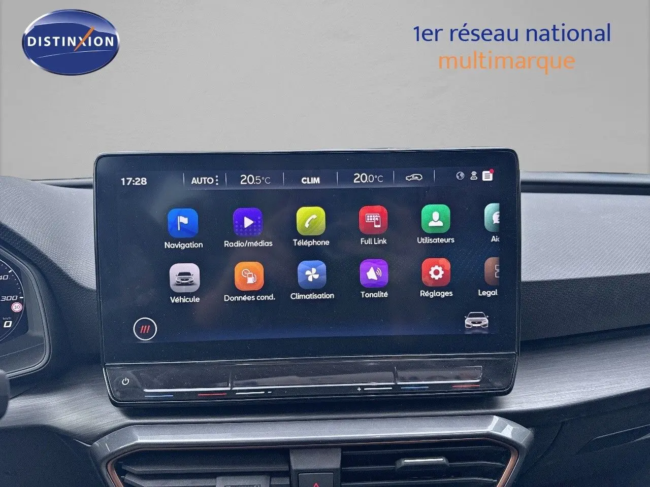 Vue intérieure du tableau de bord de la CUPRA LEON ST 2024 avec écran tactile central affichant les options multimédia et climatisation.