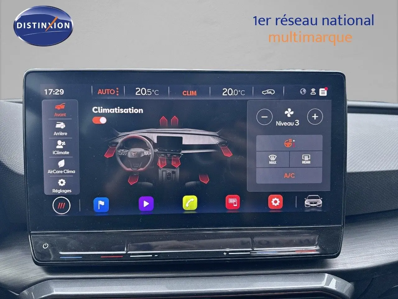 Écran tactile central de la CUPRA LEON ST 2024 affichant les réglages de climatisation et diverses options connectées.