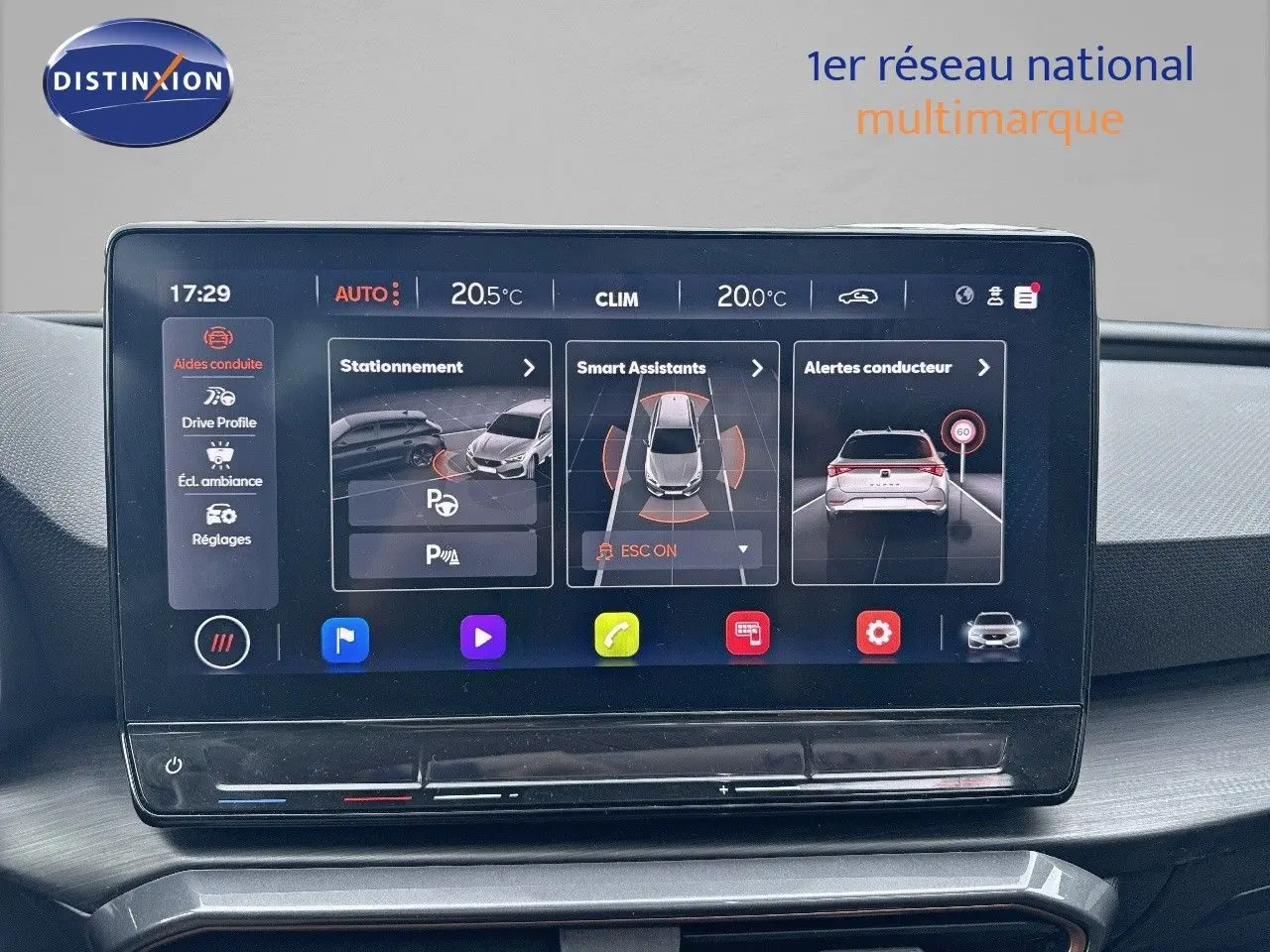 Écran tactile central de la CUPRA LEON ST 2024 affichant les aides à la conduite et la climatisation.