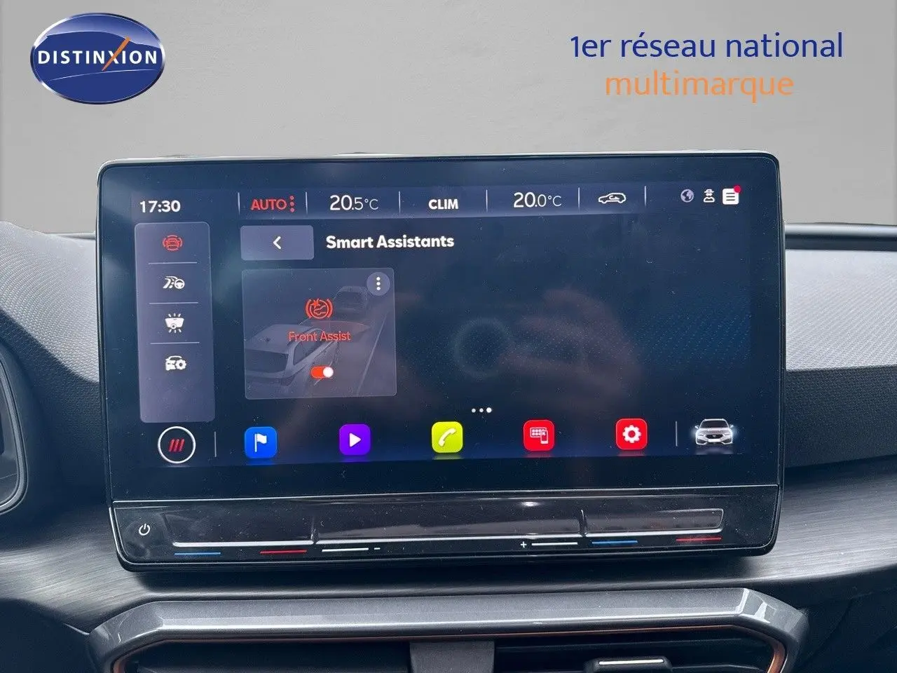 Vue avant du CUPRA LEON ST 1.5 ETSI 150CH DSG 2024 en gris magnetic metal, avec calandre et phares LED distinctifs.