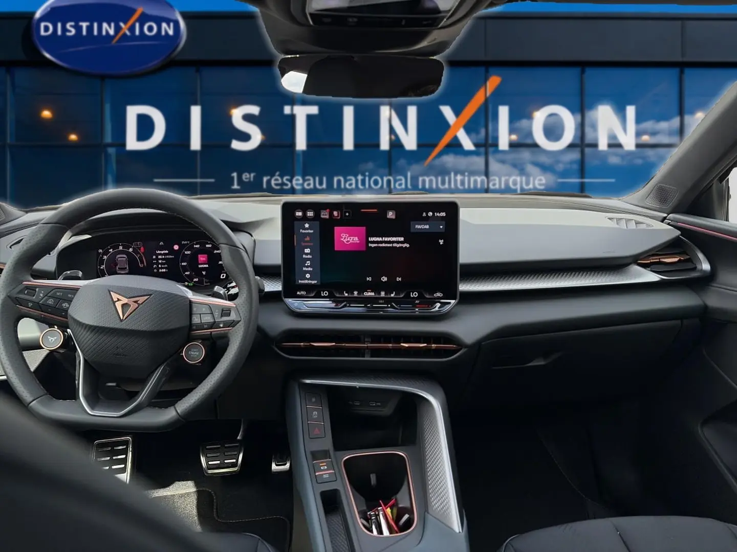 Vue intérieure frontale du tableau de bord et volant cuir noir avec touches cuivrées du CUPRA TERRAMAR 2026.