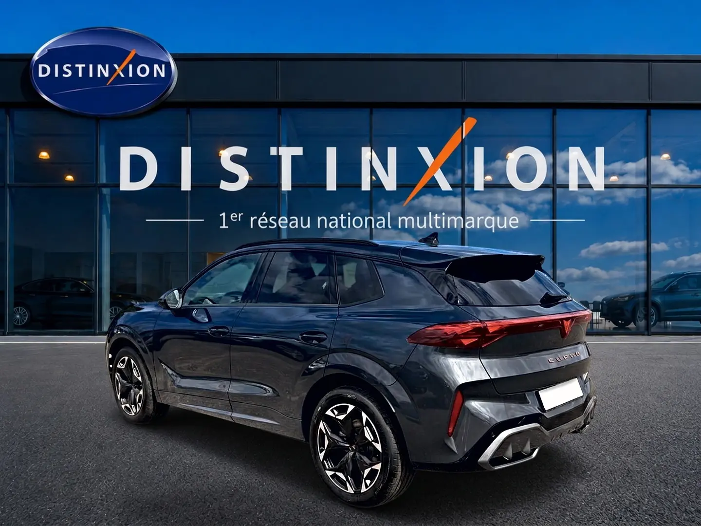Vue 3/4 arrière droite du CUPRA TERRAMAR gris Timanfaya, avec jantes alu noires et feux arrière LED distinctifs.