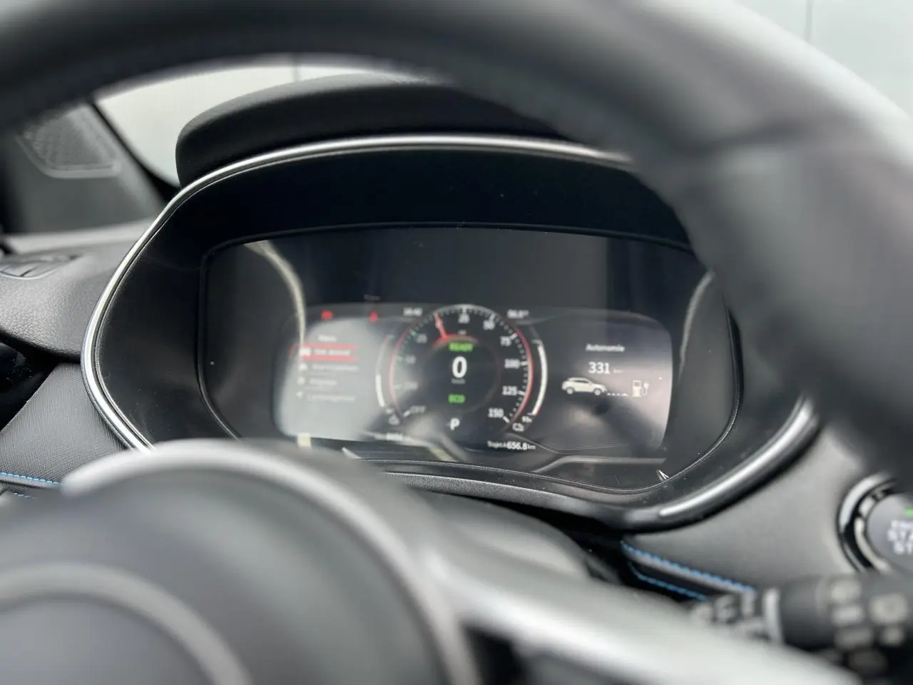 Vue rapprochée du tableau de bord numérique du SERES 3 163 Luxury électrique avec affichage d'autonomie et mode Eco.