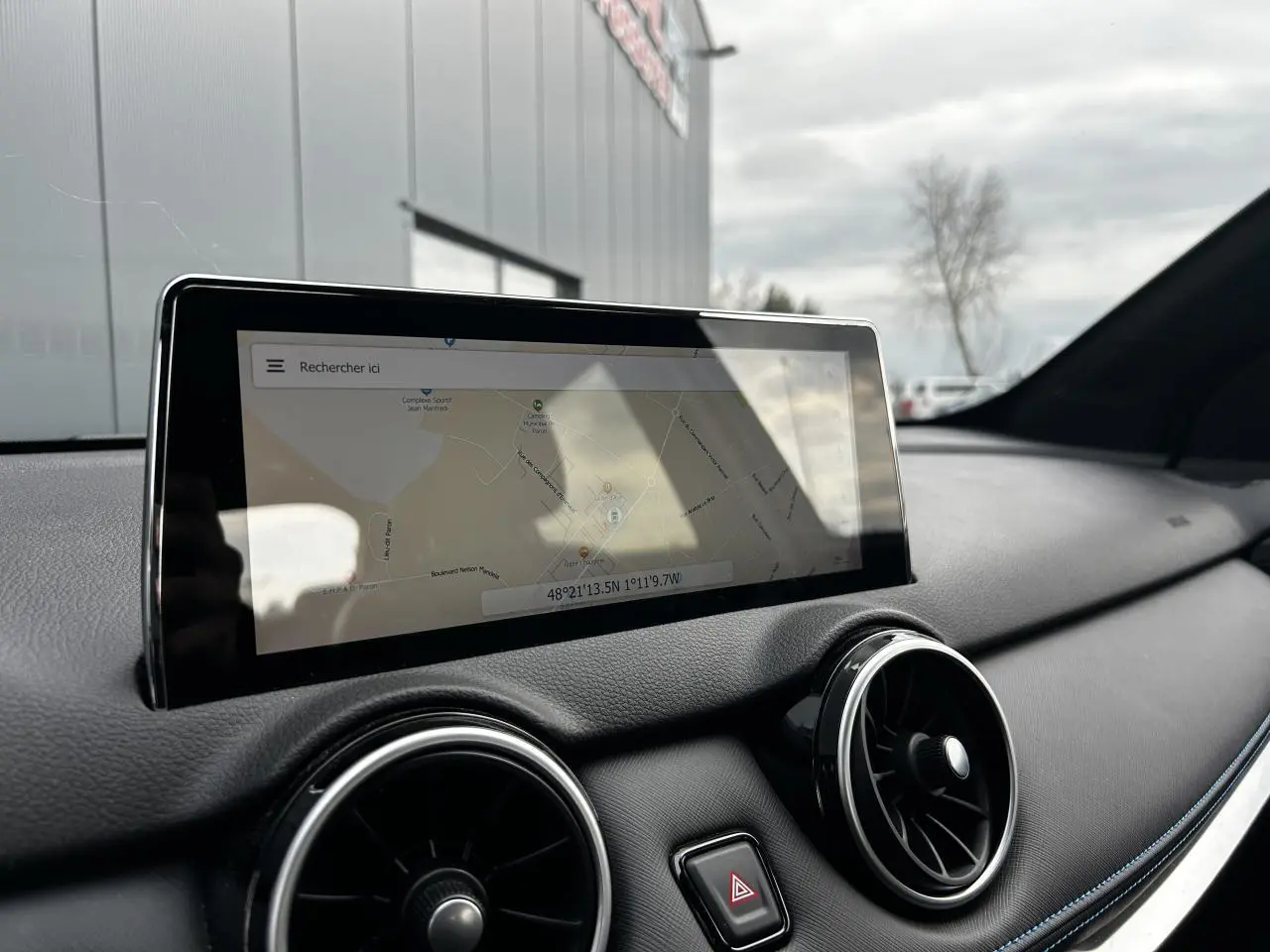 Écran tactile de navigation 10,25" sur tableau de bord noir du SERES 3 163 Luxury électrique 2022.