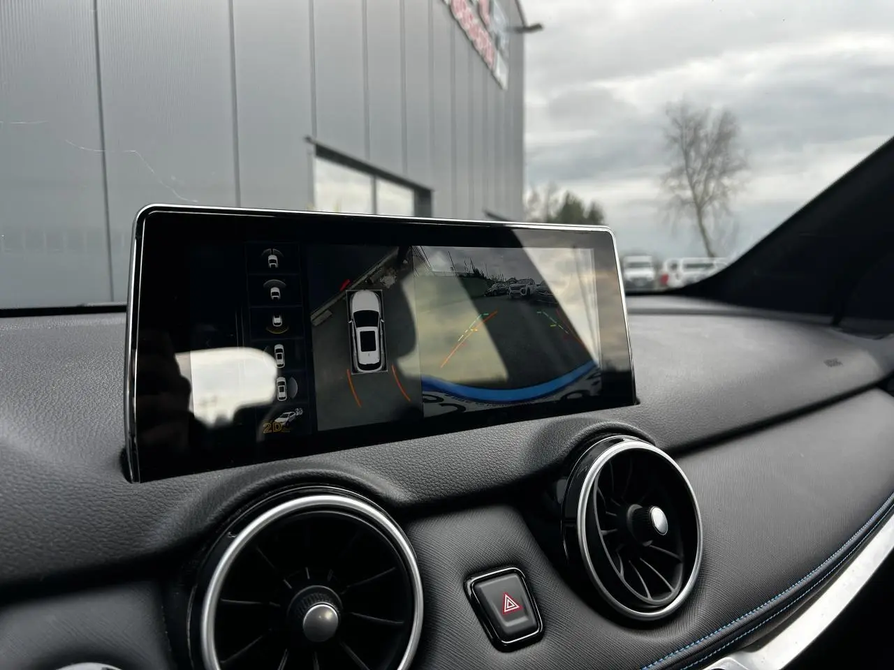 Écran tactile du système d'infodivertissement du SERES 3 Luxury bleu 2022 montrant la caméra de recul et l'aide au stationnement 360°.