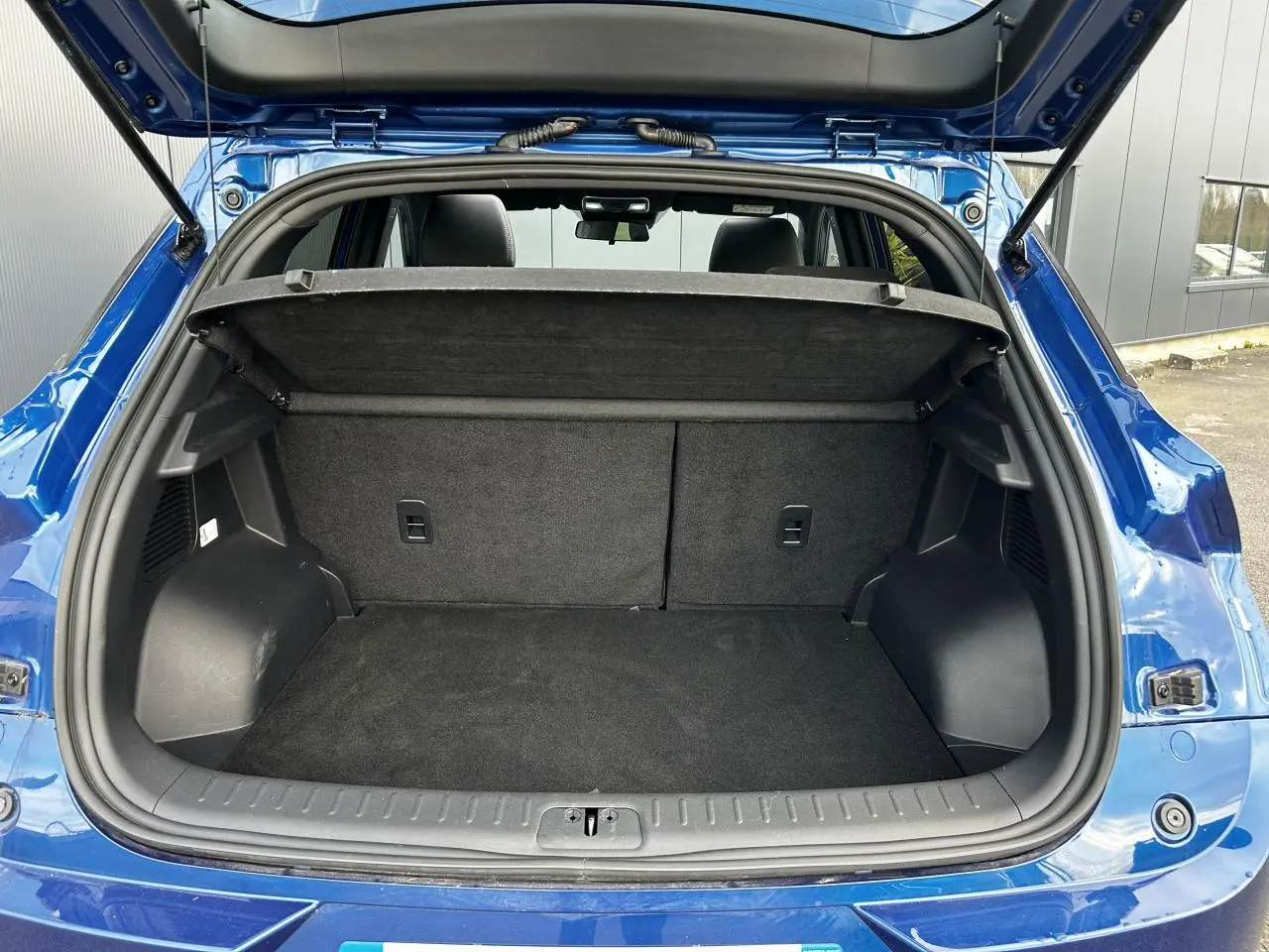 Coffre ouvert du SUV électrique SERES 3 Luxury bleu 2022, montrant un espace de chargement propre et spacieux.