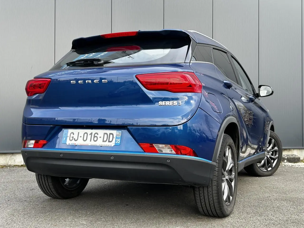 Vue 3/4 arrière droite du SUV électrique SERES 3 163 Luxury bleu avec feux LED et jantes aluminium.