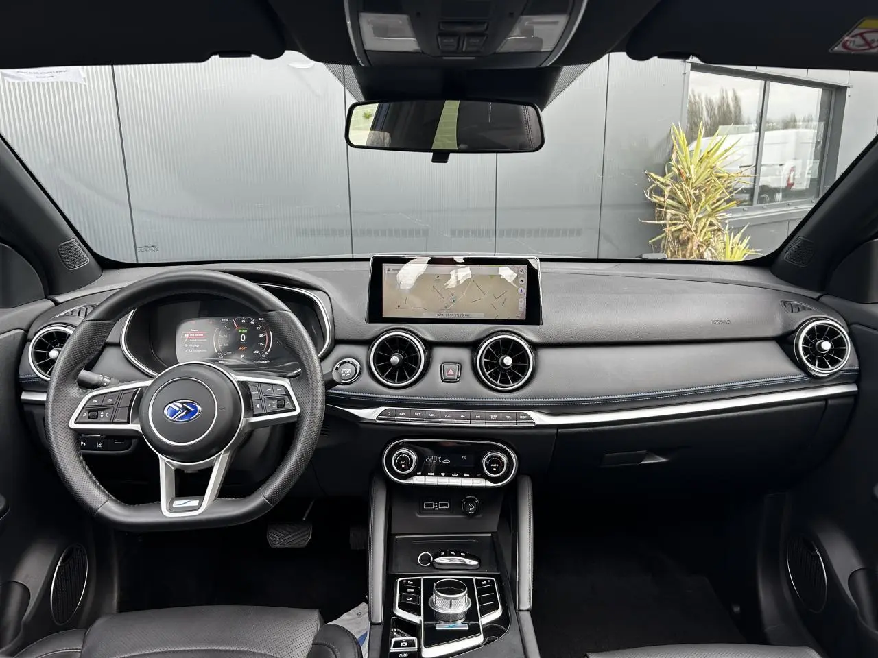 Intérieur du SERES 3 bleu 2022 vu de face, tableau de bord moderne avec écran tactile et volant multifonction.