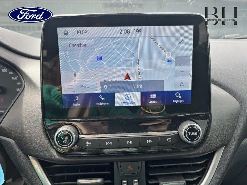 Écran tactile central du Ford Puma 2022 affichant la navigation, avec commandes audio et réglages intégrés au tableau de bord.