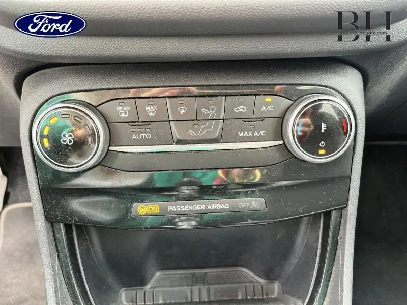 Panneau de commande de climatisation avec réglages et indicateurs lumineux dans une Ford Puma gris Solar de 2022.