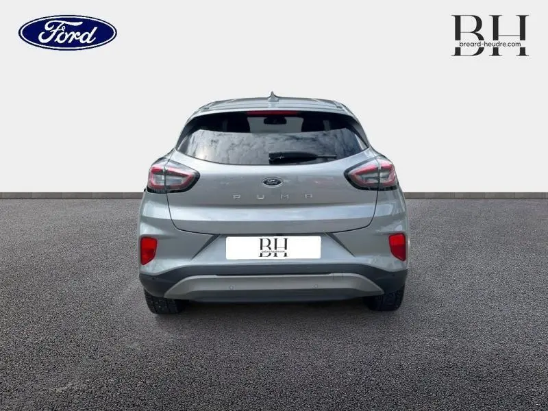Vue arrière d'une Ford Puma gris Solar métallisée 2022 avec feux LED et lunette arrière surteintée.