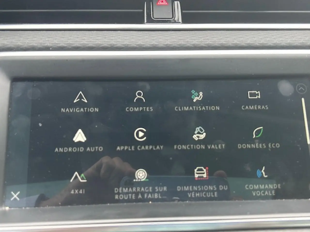 Écran tactile central du Range Rover Evoque 2022 montrant les options de navigation, climatisation et connectivité.