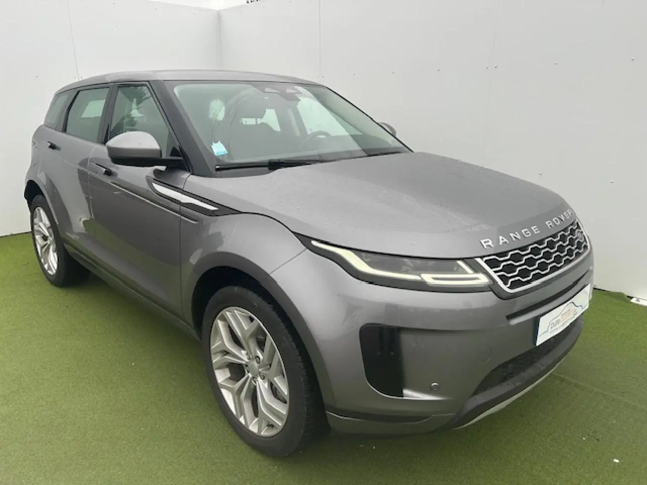 Range Rover Evoque gris foncé métal vu en 3/4 avant gauche avec phares LED et jantes 20 pouces.